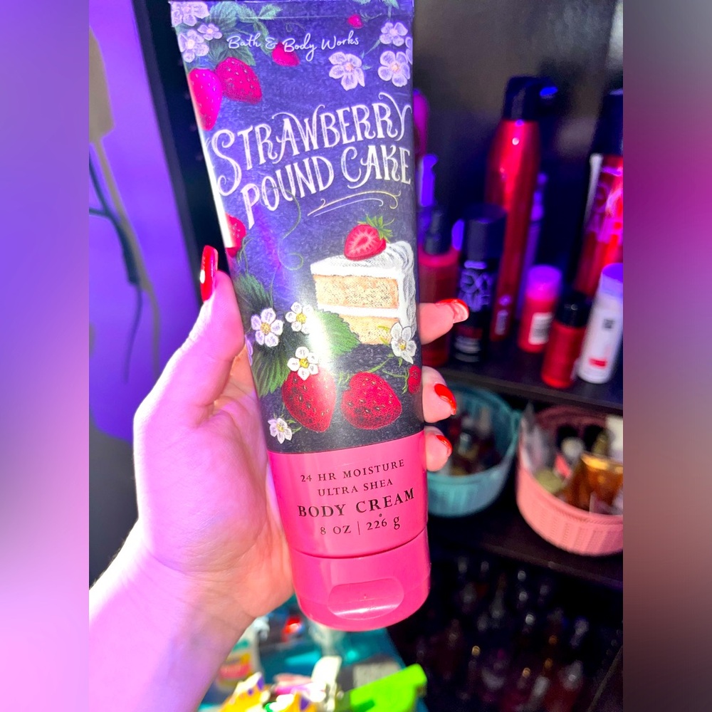 Bath and Body works Strawberry poundcake set!